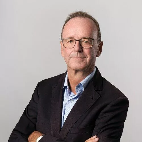 Mann in Anzug mit verschränkten Armen