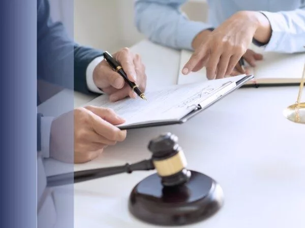 Rechtsberatung mit Dokumenten und Hammer