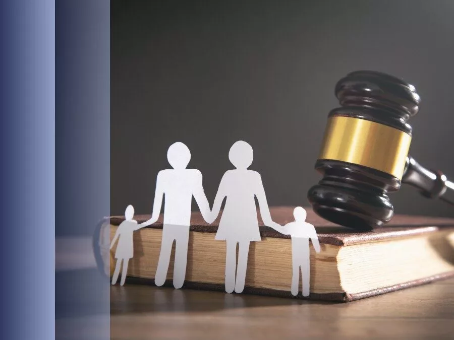 Familie und Gesetzeshammer auf Buch